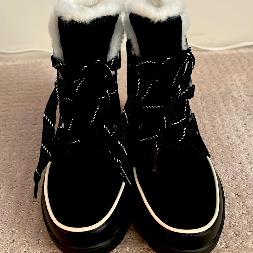 Sorel Tivoli boots-New without tag